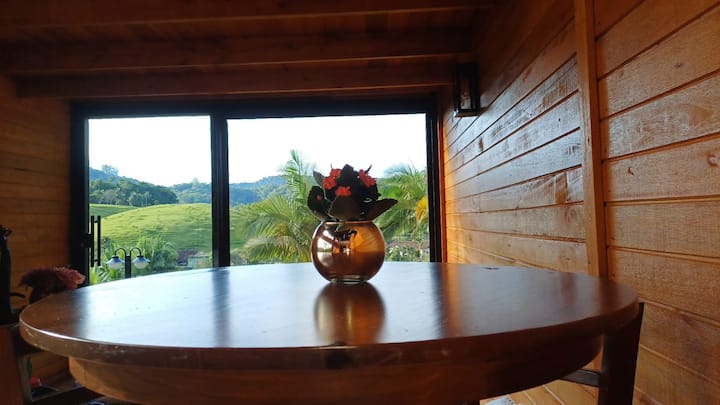 Mesa de refeições da cabana com vista para a natureza